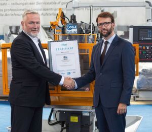 Mit der komplett von Volz in Deutschland weiterentwickelten Werkzeugmaschine FUS 32-Servo, hat Volz ein Zerspanungssystem zu bieten, das durch hohe Kraftreserven besonders anwendungsflexibel ist. Dafür hat Volz das TÜV Proficert erhalten: Das Bild zeigt die Zertifikatsübergabe durch den TÜV-Hessen-Auditor Kersten Schwinn (links) an den Volz-Geschäftsführer Christian Volz. Siehe auch AMB in Halle 4 am Stand A57 und Halle 6 am Stand C57. Mit der komplett von Volz in Deutschland weiterentwickelten Werkzeugmaschine FUS 32-Servo, hat Volz ein Zerspanungssystem zu bieten, das durch hohe Kraftreserven besonders anwendungsflexibel ist. Dafür hat Volz das TÜV Proficert erhalten: Das Bild zeigt die Zertifikatsübergabe durch den TÜV-Hessen-Auditor Kersten Schwinn (links) an den Volz-Geschäftsführer Christian Volz. Siehe auch AMB in Halle 4 am Stand A57 und Halle 6 am Stand C57.