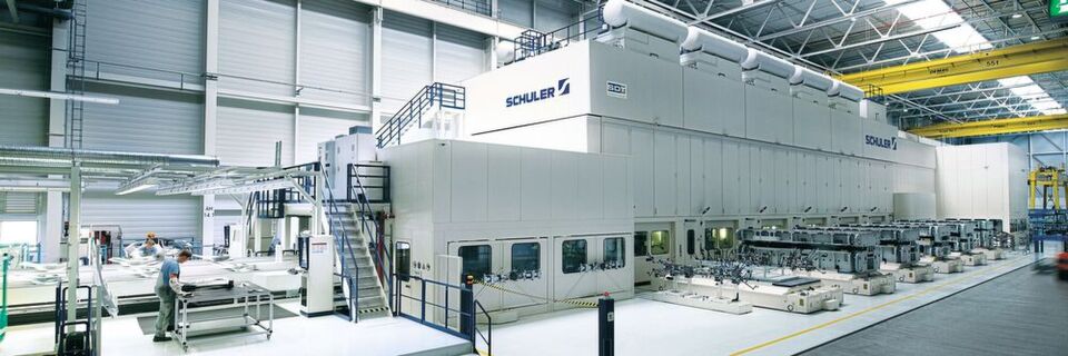 Der Zweck des Gemeinschaftsunternehmens von Schuler und Porsche sei ein sogenannter Smart Press Shop als Teil der vernetzten Industrie 4.0 (in diesem Bild ist eine Pressenlinie mit Servodirekt-Technologie zu sehen). Der Zweck des Gemeinschaftsunternehmens von Schuler und Porsche sei ein sogenannter Smart Press Shop als Teil der vernetzten Industrie 4.0 (in diesem Bild ist eine Pressenlinie mit Servodirekt-Technologie zu sehen).