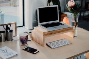 Mithilfe eines ERP-Systems können Daten auch ganz unkompliziert im Homeoffice abgerufen werden. Mithilfe eines ERP-Systems können Daten auch ganz unkompliziert im Homeoffice abgerufen werden.