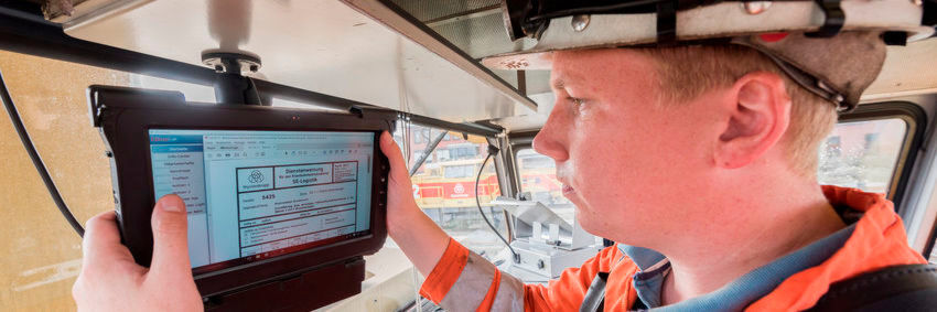 Die neuen Tablets sorgen bei Thyssenkrupp Steel Europe für große Vereinfachung: Die Lokführer müssen bei Schichtwechsel keinen Umweg mehr über den Mannschaftsraum machen, um ihre tagesaktuellen Arbeitsanweisungen einzusehen. Die neuen Tablets sorgen bei Thyssenkrupp Steel Europe für große Vereinfachung: Die Lokführer müssen bei Schichtwechsel keinen Umweg mehr über den Mannschaftsraum machen, um ihre tagesaktuellen Arbeitsanweisungen einzusehen.