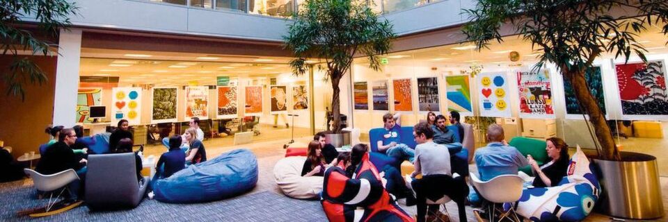 Das Atrium bei Google Dublin ist mit Sitzgelegenheiten und Startup-Flair ausgestattet. Das Atrium bei Google Dublin ist mit Sitzgelegenheiten und Startup-Flair ausgestattet.