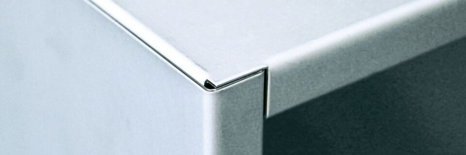 Die 3 mm Leistung auf 3.200 mm Biegelänge nutzt Alphatec nicht aus, denn die Blechdicken der Stahlgehäuse bewegen sich zwischen 0,88 und 1,5 mm. Nur beim Biegen von Montageplatten kommen größere Blechdicken zum Einsatz. Die 3 mm Leistung auf 3.200 mm Biegelänge nutzt Alphatec nicht aus, denn die Blechdicken der Stahlgehäuse bewegen sich zwischen 0,88 und 1,5 mm. Nur beim Biegen von Montageplatten kommen größere Blechdicken zum Einsatz.