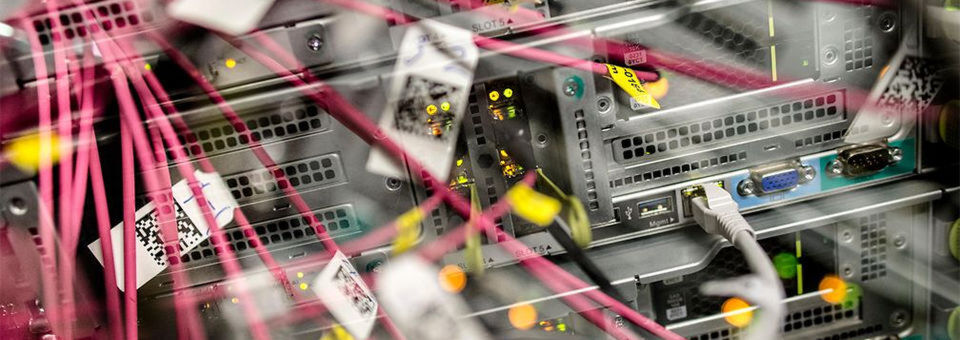 Heute haben in Biere der Ministerpräsident von Sachsen-Anhalt, Reiner Haseloff, und Thomas Kremer, Vorstand Deutsche Telekom, eine weitere Ausbaustufe des dortigen Hochleistungsrechenzentrums in Betrieb genommen. Heute haben in Biere der Ministerpräsident von Sachsen-Anhalt, Reiner Haseloff, und Thomas Kremer, Vorstand Deutsche Telekom, eine weitere Ausbaustufe des dortigen Hochleistungsrechenzentrums in Betrieb genommen.