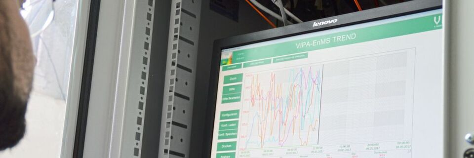 Auf dem zentralen Server laufen alle Daten auf, werden über die Software verarbeitet und über einen Bildschirm übersichtlich dargestellt. Auf dem zentralen Server laufen alle Daten auf, werden über die Software verarbeitet und über einen Bildschirm übersichtlich dargestellt.