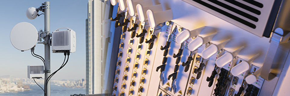 Ericsson steuert Backhaul-Router und Mikrowellen-Technologie (MINI-LINK) bei. Ericsson steuert Backhaul-Router und Mikrowellen-Technologie (MINI-LINK) bei.