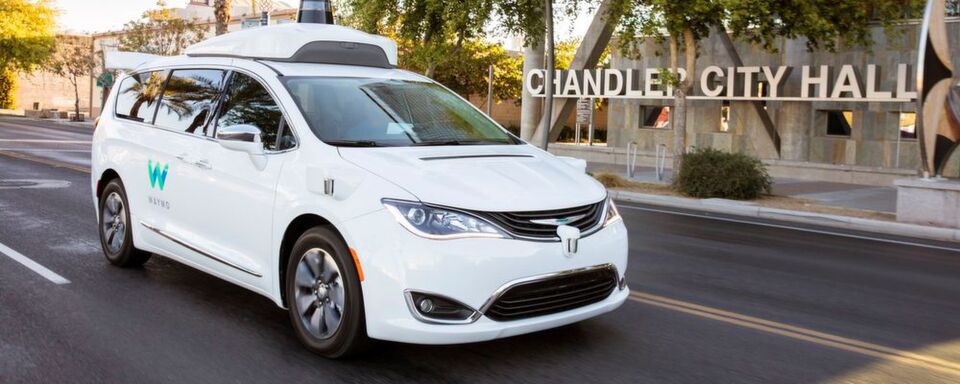 FCA arbeitet unter anderem schon mit Waymo am automatisierten Fahren. Nun baut das Unternehmen ein Testgelände in den USA für die eigene Entwicklung aus. FCA arbeitet unter anderem schon mit Waymo am automatisierten Fahren. Nun baut das Unternehmen ein Testgelände in den USA für die eigene Entwicklung aus.