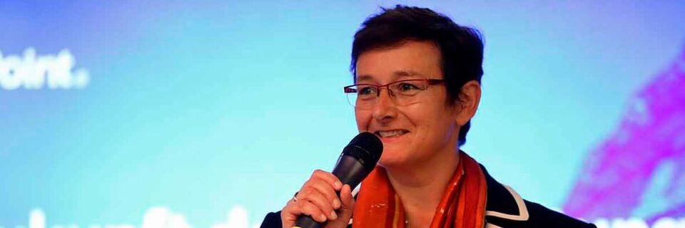 Die Juryvorsitzende Prof. Dr. Maria A. Wimmer bei der Bekanntgabe des Gewinners des Publikumspreises Die Juryvorsitzende Prof. Dr. Maria A. Wimmer bei der Bekanntgabe des Gewinners des Publikumspreises