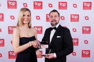 Ausgezeichnetes Unternehmen: Damaris Herrmann nimmt den Top Employers Award für den Zulieferer Harman entgegen. Ausgezeichnetes Unternehmen: Damaris Herrmann nimmt den Top Employers Award für den Zulieferer Harman entgegen.