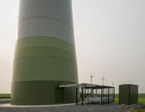 Der Tischkühler für die Freiluftkühlung befindet sich außerhalb der Windenergieanlage, im Hintergrund weitere Windgeneratoren des Windparks Asseln. Der Tischkühler für die Freiluftkühlung befindet sich außerhalb der Windenergieanlage, im Hintergrund weitere Windgeneratoren des Windparks Asseln.