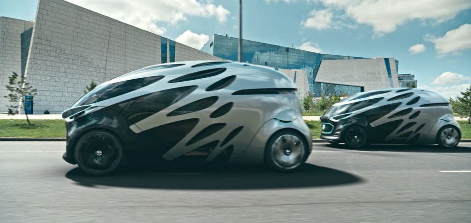Das Daimler-Konzeptfahrzeug soll die Transportprobleme in den Städten lösen. Tagsüber arbeitet der Vision Urbanetic als sogenannter „People-Mover“ – sprich Personentransporter - und kann bis zu zwölf Menschen befördern. Nachts fährt er Güter aus. Das Daimler-Konzeptfahrzeug soll die Transportprobleme in den Städten lösen. Tagsüber arbeitet der Vision Urbanetic als sogenannter „People-Mover“ – sprich Personentransporter - und kann bis zu zwölf Menschen befördern. Nachts fährt er Güter aus.