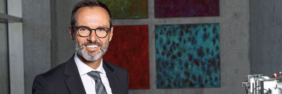 „Mit dem Ultrakurzpulslaser erzeugen wir keine Anlassfarben, sondern eine Mikrostruktur in der Oberfläche, das sogenannte Black Marking“, Remo Tanneberger, Vertrieb Laser Division, Trumpf Schweiz AG. „Mit dem Ultrakurzpulslaser erzeugen wir keine Anlassfarben, sondern eine Mikrostruktur in der Oberfläche, das sogenannte Black Marking“, Remo Tanneberger, Vertrieb Laser Division, Trumpf Schweiz AG.