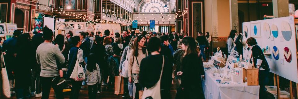 Fachkongresse, Branchenmessen, eigene Events oder Hausmessen – gerade im B2B-Bereich kann die Live-Kommunikation einen echten Mehrwert für die Kundenbindung darstellen. Fachkongresse, Branchenmessen, eigene Events oder Hausmessen – gerade im B2B-Bereich kann die Live-Kommunikation einen echten Mehrwert für die Kundenbindung darstellen.