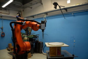 Ein Industrie-Roboter übernimmt dann die Arbeit des Fadenspannens und erzeugt ein kreisrundes Fadenbild. Ein Industrie-Roboter übernimmt dann die Arbeit des Fadenspannens und erzeugt ein kreisrundes Fadenbild.