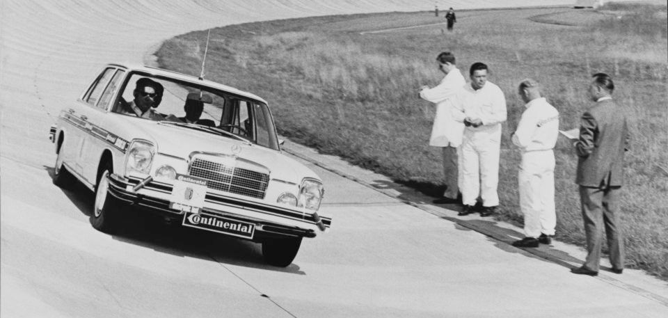 Das elektronisch gesteuerte Fahrzeug im Testbetrieb. Ein Leitdraht auf dem Fahrbahnbelag lieferte die Orientierung. Mit Hilfe von Sensoren erkannte die Elektronik im Auto, ob es noch auf Spur war und lenkte entsprechend automatisch nach. Das elektronisch gesteuerte Fahrzeug im Testbetrieb. Ein Leitdraht auf dem Fahrbahnbelag lieferte die Orientierung. Mit Hilfe von Sensoren erkannte die Elektronik im Auto, ob es noch auf Spur war und lenkte entsprechend automatisch nach.