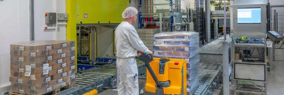 Einlagerung: Berglandmilch erwartet künftig am Standort Feldkirchen mehr Milch und hat daher mit einem Retrofit in die Verarbeitungs- und Lagerkapazitäten seiner Produkte investiert. Einlagerung: Berglandmilch erwartet künftig am Standort Feldkirchen mehr Milch und hat daher mit einem Retrofit in die Verarbeitungs- und Lagerkapazitäten seiner Produkte investiert.