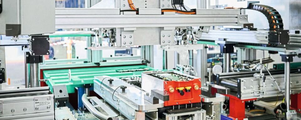 Ausschnitt einer Fertigungslinie für Batteriesysteme bei Voltabox. Ausschnitt einer Fertigungslinie für Batteriesysteme bei Voltabox.
