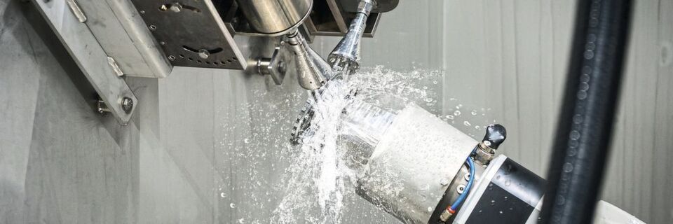 Die Hochdruckeinheit Geyser-VM erzeugt einen Wasserdruck von bis zu 3000 bar, der insbesondere zum Entgraten genutzt wird. Die Hochdruckeinheit Geyser-VM erzeugt einen Wasserdruck von bis zu 3000 bar, der insbesondere zum Entgraten genutzt wird.