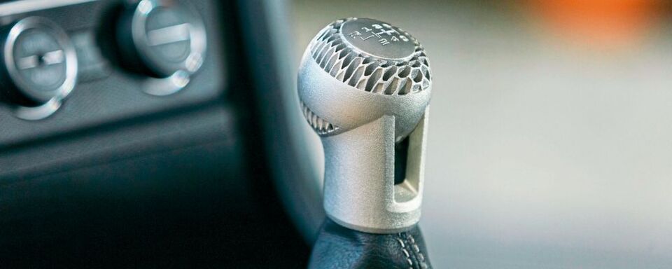 Volkswagen will in naher Zukunft Fahrzeugteile aus dem 3-D-Drucker in der Serienfertigung einsetzen. Dazu arbeitet der Automobilhersteller jetzt mit dem Drucker-Hersteller HP und dem Bauteilproduzenten GKN Powder Metallurgy zusammen. Volkswagen will in naher Zukunft Fahrzeugteile aus dem 3-D-Drucker in der Serienfertigung einsetzen. Dazu arbeitet der Automobilhersteller jetzt mit dem Drucker-Hersteller HP und dem Bauteilproduzenten GKN Powder Metallurgy zusammen.