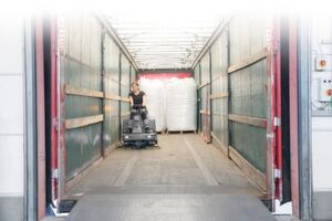 Kommt in Speditionen eine Kehrmaschine für die Bodenreinigung zum Einsatz, bietet es sich an, dass die Maschine zwischendurch auch für das Auskehren von Laderäumen genutzt wird. Kommt in Speditionen eine Kehrmaschine für die Bodenreinigung zum Einsatz, bietet es sich an, dass die Maschine zwischendurch auch für das Auskehren von Laderäumen genutzt wird.