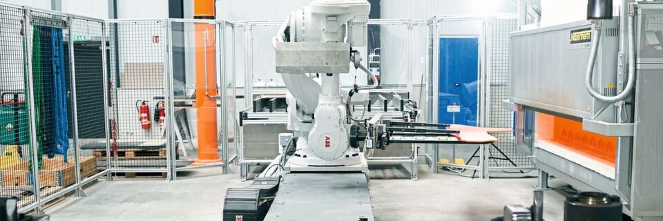 Da das manuelle Handling der glühenden Platinen durch einen Mitarbeiter nicht möglich ist, hat Indikar bestimmte Prozessschritte der Warmumformung mit ABB-Robotern automatisiert. Da das manuelle Handling der glühenden Platinen durch einen Mitarbeiter nicht möglich ist, hat Indikar bestimmte Prozessschritte der Warmumformung mit ABB-Robotern automatisiert.