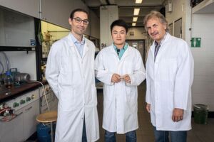 Nicolas Plumeré, Li Huaiguang und Thomas Happe (von links) haben den Coffee Ring Effect ausgetrickst. Nicolas Plumeré, Li Huaiguang und Thomas Happe (von links) haben den Coffee Ring Effect ausgetrickst.