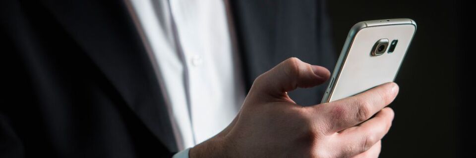 Nicht nur berufliche eMails, auch Textnachrichten an Kollegen werden häufig über das unsichere private Smartphone geschrieben. Nicht nur berufliche eMails, auch Textnachrichten an Kollegen werden häufig über das unsichere private Smartphone geschrieben.