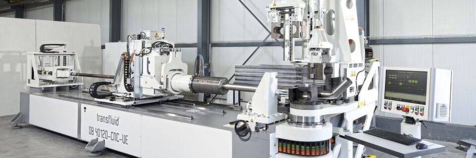 Die Rohrbiegemaschine DB 40120-CNC-VE, wie sie im Schiffbau eingesetzt wird, wechselt die Werkzeuge automatisch. Die Rohrbiegemaschine DB 40120-CNC-VE, wie sie im Schiffbau eingesetzt wird, wechselt die Werkzeuge automatisch.