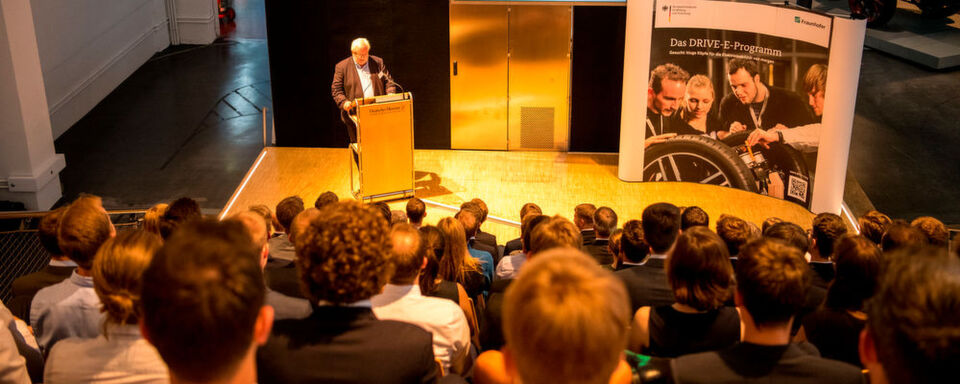 Bei der Sommerakademie Drive-E konnten Studierende Einblicke in die Vielfalt der Elektromobilität gewinnen. Bei der Sommerakademie Drive-E konnten Studierende Einblicke in die Vielfalt der Elektromobilität gewinnen.