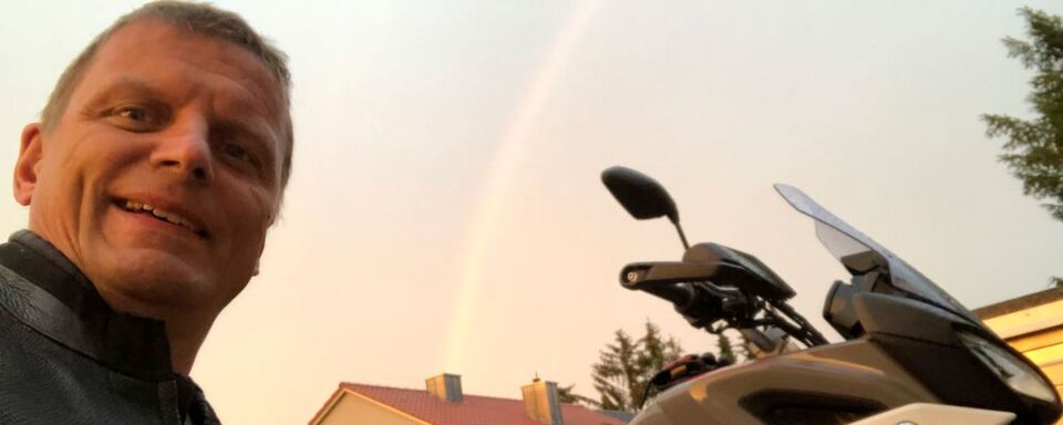 Abschlussbild vor heimischer Garage mit Bike unterm Regenbogen. Abschlussbild vor heimischer Garage mit Bike unterm Regenbogen.