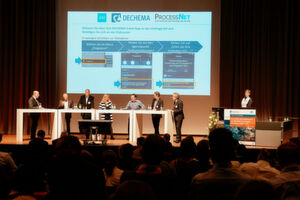 Teilnehmer der Podiumsdiskussion der Processnet-Jahrestagung (v.ln.r.): Moderator Michael Wilk (Merck), Stefan Weiß (IG BCE), Matthias Frankhänel (BASF), Beate Diefenbach-Streiber (Morphosys), Leon Urbas (TU Dresden), Wolfgang Wiechert (Forschungszentrum Jülich), Moderator Kurt Wagemann (Dechema), ganz rechts am Pult Kathrin Rübberdt (Dechema) Teilnehmer der Podiumsdiskussion der Processnet-Jahrestagung (v.ln.r.): Moderator Michael Wilk (Merck), Stefan Weiß (IG BCE), Matthias Frankhänel (BASF), Beate Diefenbach-Streiber (Morphosys), Leon Urbas (TU Dresden), Wolfgang Wiechert (Forschungszentrum Jülich), Moderator Kurt Wagemann (Dechema), ganz rechts am Pult Kathrin Rübberdt (Dechema)