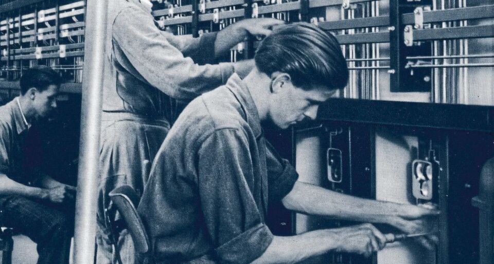 Die Fabrik von gestern: So fertigte Klöckner-Moeller um 1950 Großverteiler. Deren Sammelschienen waren für einen Strom bis 1000 A ausgelegt. Die Fabrik von gestern: So fertigte Klöckner-Moeller um 1950 Großverteiler. Deren Sammelschienen waren für einen Strom bis 1000 A ausgelegt.