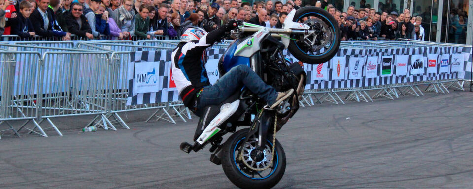 Dirk Manderbach zeigt am Stand des ifz, was mit einem Motorrad möglich ist. Dirk Manderbach zeigt am Stand des ifz, was mit einem Motorrad möglich ist.