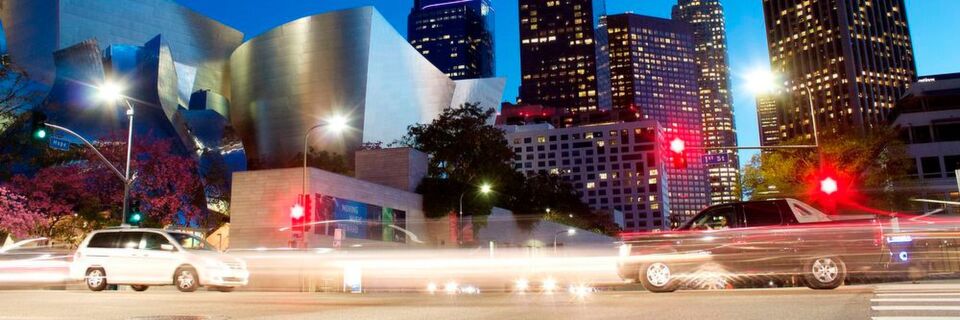 Eine Smart-City-Plattform überwacht vernetzte Geräte im kommunalen Raum - zum Beispiel Verkehrsampeln oder die Straßenbeleuchtung -, erkennt Störungen, priorisiert diese und veranlasst deren Behebung. Eine Smart-City-Plattform überwacht vernetzte Geräte im kommunalen Raum - zum Beispiel Verkehrsampeln oder die Straßenbeleuchtung -, erkennt Störungen, priorisiert diese und veranlasst deren Behebung.