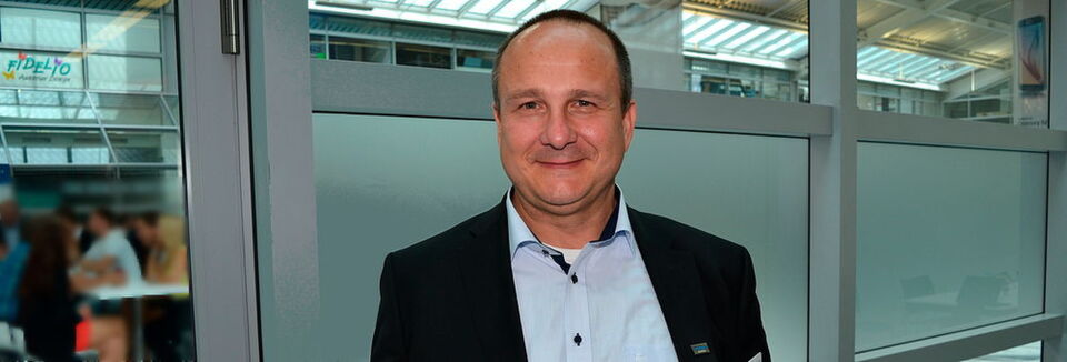 Fokus auf Auto-ID: Ernesto Schmutter geht zu einem spezialisierten Reseller. Fokus auf Auto-ID: Ernesto Schmutter geht zu einem spezialisierten Reseller.