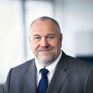 Matthias Altendorf, CEO Endress+Hauser: „Wir treiben vor allem die Arbeit am Advanced Physical Layer voran. Mit einer Bandbreite von 10 Mbit im Feld – und erst recht mit den 100 Mbit der zweiten Ausbaustufe – hätten wir eine Datenautobahn, die den Weg freimacht für den NOA-Ansatz.“ Matthias Altendorf, CEO Endress+Hauser: „Wir treiben vor allem die Arbeit am Advanced Physical Layer voran. Mit einer Bandbreite von 10 Mbit im Feld – und erst recht mit den 100 Mbit der zweiten Ausbaustufe – hätten wir eine Datenautobahn, die den Weg freimacht für den NOA-Ansatz.“