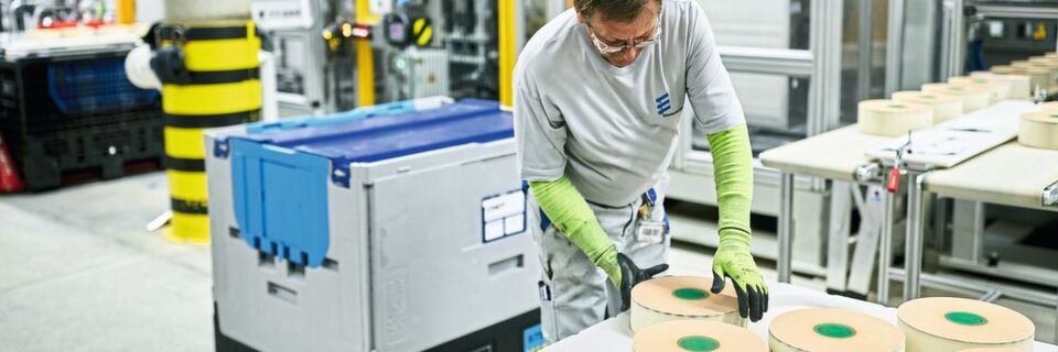 Chep hat eine Reihe von faltbaren Behältern für die Automobilindustrie im Programm, die nicht nur teure Einwegverpackungen einsparen, sondern auch die CO2-Bilanz verbessern, indem sie die Lkw besser auslasten. Chep hat eine Reihe von faltbaren Behältern für die Automobilindustrie im Programm, die nicht nur teure Einwegverpackungen einsparen, sondern auch die CO2-Bilanz verbessern, indem sie die Lkw besser auslasten.