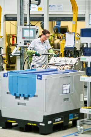 Kleinladungsträger und faltbare Großbehälter optimieren den Transport und die Lagernutzung nicht nur in der Automobilindustrie. Kleinladungsträger und faltbare Großbehälter optimieren den Transport und die Lagernutzung nicht nur in der Automobilindustrie.