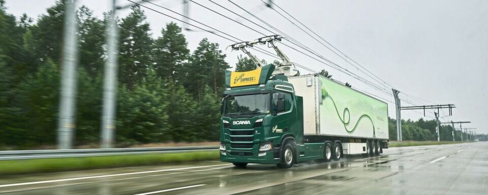 Beim Projekt E-Highway werden auch deutsche Fernstraßen zu Versuchszwecken mit Oberleitungen ausgerüstet. Beim Projekt E-Highway werden auch deutsche Fernstraßen zu Versuchszwecken mit Oberleitungen ausgerüstet.