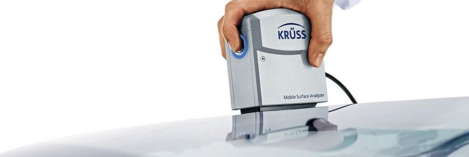 Bei diesem mobilen Messgerät werden mit einem Klick zwei Testflüssigkeiten vollautomatisch parallel dosiert und alle Kontaktwinkel gleichzeitig analysiert. Dies ermöglicht fundierte Aussagen über die Benetzbarkeit durch wässrige oder organische Flüssigkeiten. Bei diesem mobilen Messgerät werden mit einem Klick zwei Testflüssigkeiten vollautomatisch parallel dosiert und alle Kontaktwinkel gleichzeitig analysiert. Dies ermöglicht fundierte Aussagen über die Benetzbarkeit durch wässrige oder organische Flüssigkeiten.