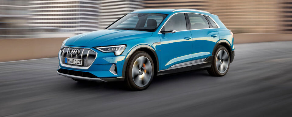Nach Tesla, Jaguar und Daimler hat nun auch Audi mit dem E-Tron sein erstes Elektro-SUV vorgestellt. Nach Tesla, Jaguar und Daimler hat nun auch Audi mit dem E-Tron sein erstes Elektro-SUV vorgestellt.