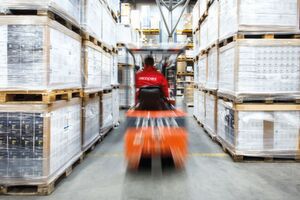 Mit einem modernisierten Hochregallager verfügt der OEM-Distributor über ausreichend Kapazitäten für weiteres Wachstum. Mit einem modernisierten Hochregallager verfügt der OEM-Distributor über ausreichend Kapazitäten für weiteres Wachstum.