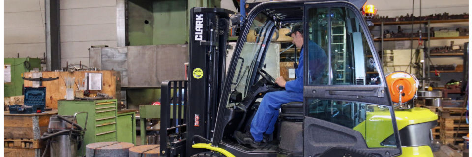 Der Treibgasstapler der S-Series transportiert Rohteile zur Produktion Der Treibgasstapler der S-Series transportiert Rohteile zur Produktion