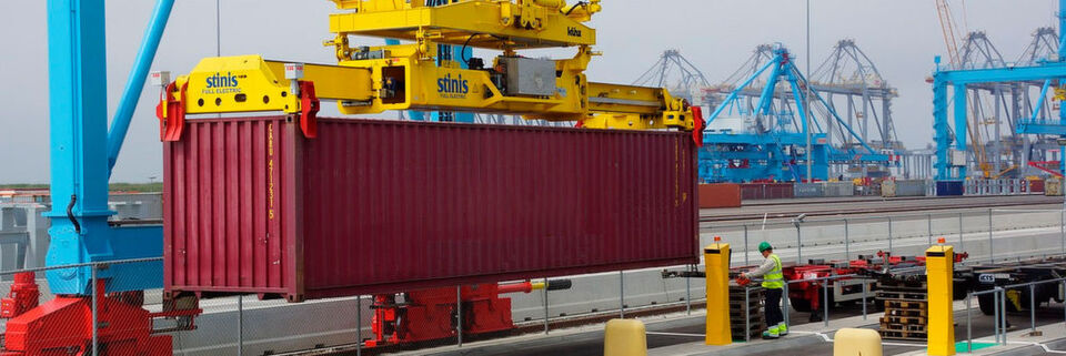 Per Container-Image wird ein sich geschlossenes, lauffähiges Software-Paket inklusive aller Abhängigkeiten ausgeliefert. Per Container-Image wird ein sich geschlossenes, lauffähiges Software-Paket inklusive aller Abhängigkeiten ausgeliefert.