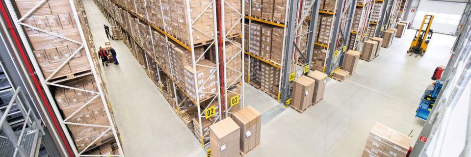 In der gesamten Logistikkette sind Paletten als Hilfsmittel für Lagerung, Handling und Transport unverzichtbar. In der gesamten Logistikkette sind Paletten als Hilfsmittel für Lagerung, Handling und Transport unverzichtbar.