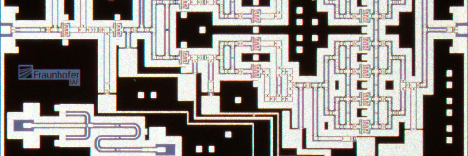 Das Fraunhofer IAF entwickelt im Rahmen des Projekts Leistungsverstärker für das E-Band um 80 GHz. Der Chip misst 4 x 2,5 mm². Das Fraunhofer IAF entwickelt im Rahmen des Projekts Leistungsverstärker für das E-Band um 80 GHz. Der Chip misst 4 x 2,5 mm².
