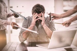 Bei Stress schüttet das Gehirn Botenstoffe aus, die große Teile der Großhirnrinde abschalten und rationales Denken erschweren. Sie sollten unter Druck also besser keine Entscheidungen treffen. Bei Stress schüttet das Gehirn Botenstoffe aus, die große Teile der Großhirnrinde abschalten und rationales Denken erschweren. Sie sollten unter Druck also besser keine Entscheidungen treffen.