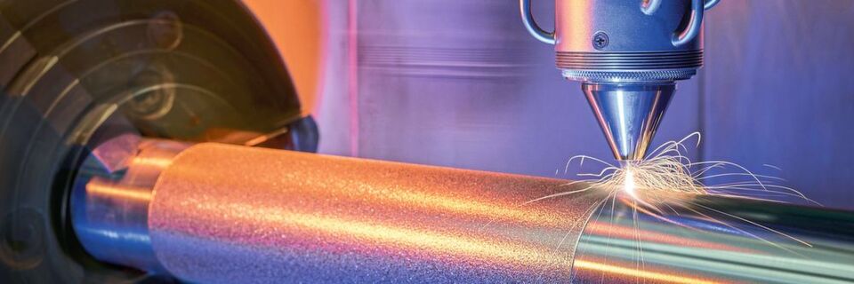 Eine Drehbank wird durch Integration von Laserstrahlquelle, EHLA-Bearbeitungskopf und Pulverzufuhrsystem zur extrem schnellen Anlage für das Laserauftragschweißen. Eine Drehbank wird durch Integration von Laserstrahlquelle, EHLA-Bearbeitungskopf und Pulverzufuhrsystem zur extrem schnellen Anlage für das Laserauftragschweißen.