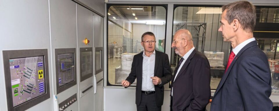 Andreas Ostrowicki (von links nach rechts), Geschäftsführer der BGS, Wolfgang Störkel, Senior Tool Specialst bei Pancon Connectors und Cliff Paulisch, Geschäftsführer von Nylon Polymers vor der Steuerung der Bestrahlungsanlage. Andreas Ostrowicki (von links nach rechts), Geschäftsführer der BGS, Wolfgang Störkel, Senior Tool Specialst bei Pancon Connectors und Cliff Paulisch, Geschäftsführer von Nylon Polymers vor der Steuerung der Bestrahlungsanlage.