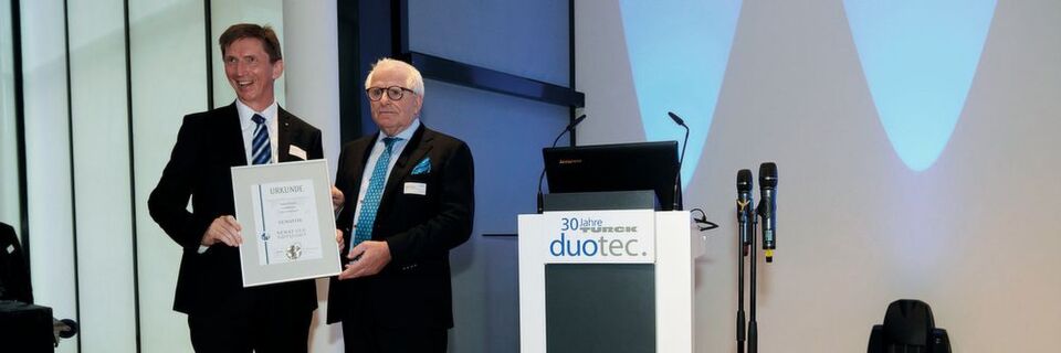 Große Überaschung, große Ehre, große Freude: Dieter Härthe, Vorstandsvorsitzender des Senats der Wirtschaft (r.), übergibt Geschäftsführer Arthur Rönisch die Ernennungsurkunde zum Senator beim Senat der Wirtschaft. Große Überaschung, große Ehre, große Freude: Dieter Härthe, Vorstandsvorsitzender des Senats der Wirtschaft (r.), übergibt Geschäftsführer Arthur Rönisch die Ernennungsurkunde zum Senator beim Senat der Wirtschaft.