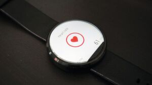 Wearable ist die Kurzform des englischen Begriffs „Wearable Computing“, also tragbares Computersystem. Bei einem Wearable handelt es sich um ein mobiles Gerät, das vom Patienten direkt am Körper getragen wird. Das kann unter anderem ein Armband sein, das physiologische Daten genau erfasst und sie an den Arzt oder Therapeuten überträgt. Wearable ist die Kurzform des englischen Begriffs „Wearable Computing“, also tragbares Computersystem. Bei einem Wearable handelt es sich um ein mobiles Gerät, das vom Patienten direkt am Körper getragen wird. Das kann unter anderem ein Armband sein, das physiologische Daten genau erfasst und sie an den Arzt oder Therapeuten überträgt.